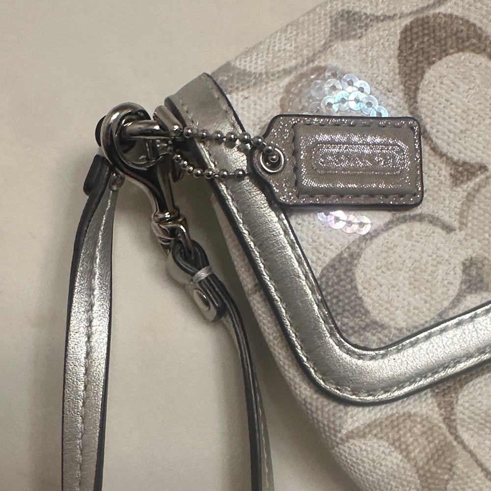 Coach wristlet purse. - Picture 4 of 9